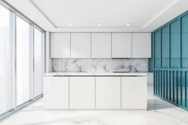 İçi tezgahlı beyaz ve mavi mutfak.