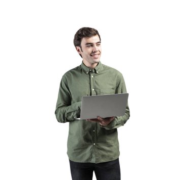 Dizüstü bilgisayarı olan sıradan bir genç adam, izole edilmiş.