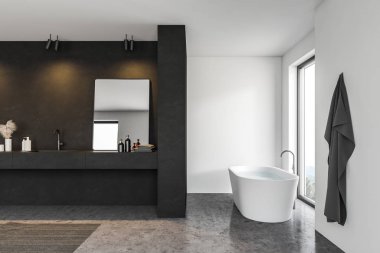 Siyah beyaz banyo iç kısmı.