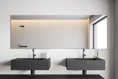 Çift lavabolu minimalist beyaz banyo.