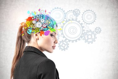 Konsantre genç iş kadını beyin fırtınası yapıyor.