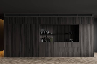 Koyu ahşap mutfak içi tezgahlarla dolu.