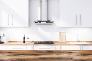 Modern beyaz mutfakta tezgahlı bir masa.