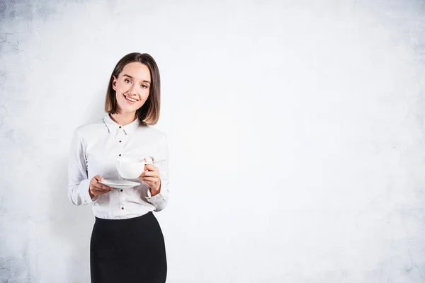 Uśmiechnięta bizneswoman z filiżanką kawy, makieta — Zdjęcie stockowe