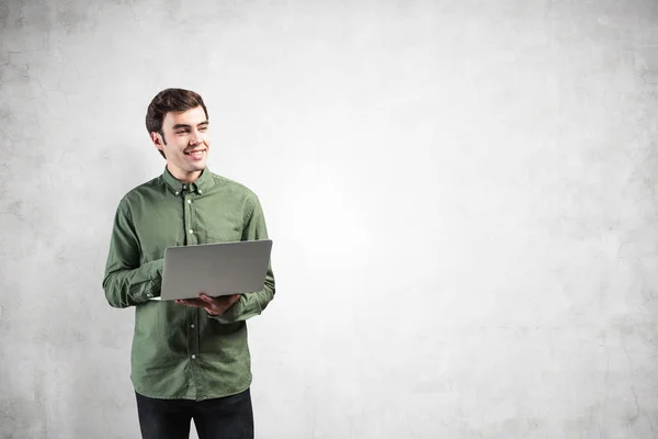 Glimlachen casual jonge man met laptop, mock up — Stockfoto