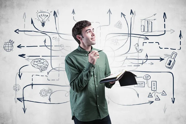 Sonriente hombre con cuaderno y su plan de negocios —  Fotos de Stock