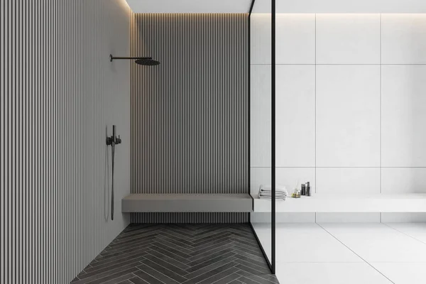 Šedé a bílé dlaždice koupelna interiér se sprchou — Stock fotografie