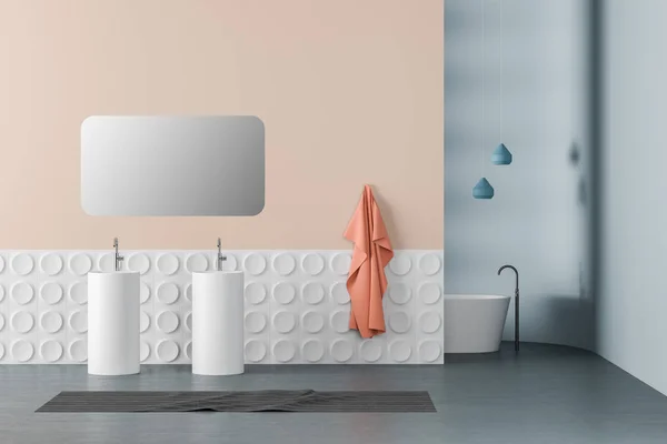 Бежево-білий просторий інтер'єр ванної — стокове фото