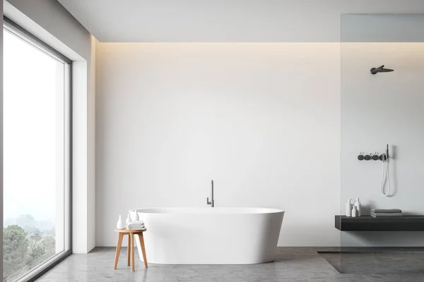 Fehér fürdőszoba belső káddal és zuhanyzóval — Stock Fotó