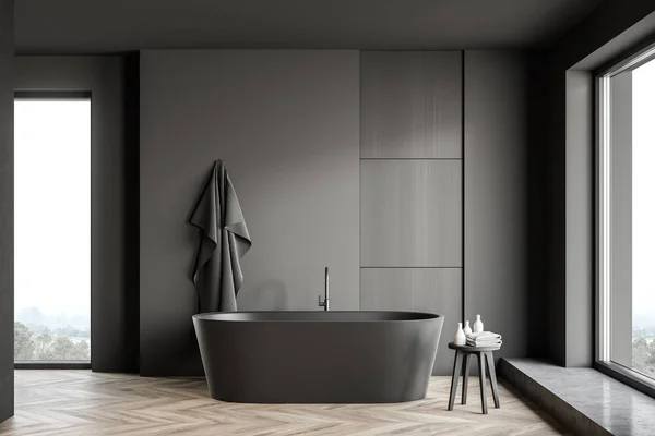 Интерьер серой и деревянной ванной комнаты с ванной — стоковое фото