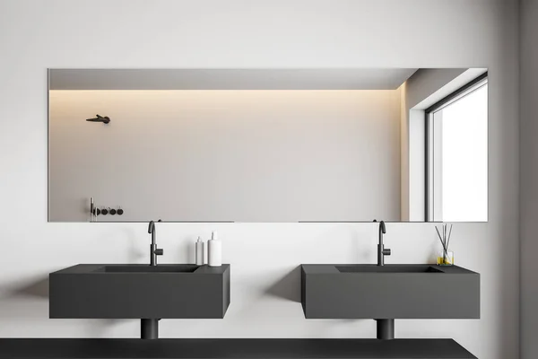 Salle de bain blanche minimaliste avec double lavabo — Photo