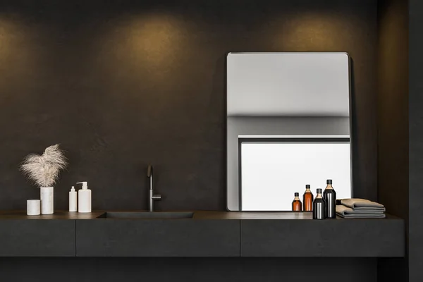 Раковина и зеркало в темной серой ванной комнате — стоковое фото
