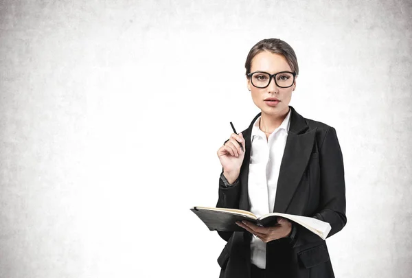 Joven empresaria con cuaderno, maqueta — Foto de Stock