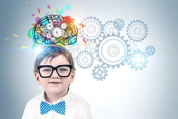 Kleine jongen met bril brainstormend — Stockfoto