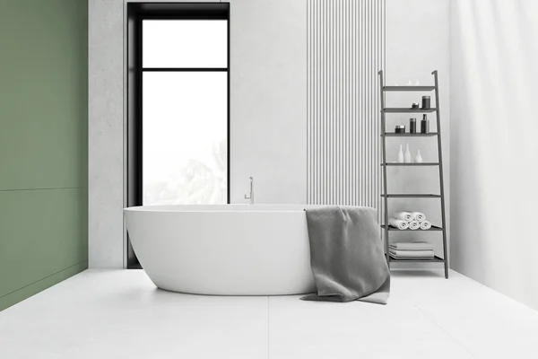 Fehér-zöld fürdőszoba belső káddal — Stock Fotó