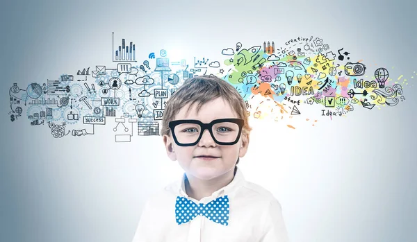 Розумний маленький хлопчик і його творча бізнес ідея — стокове фото