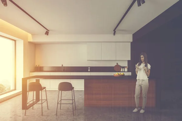 Mulher na cozinha branca e preta com bar — Fotografia de Stock