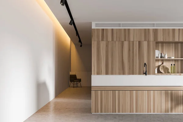 Interior de cozinha de madeira leve com poltrona — Fotografia de Stock