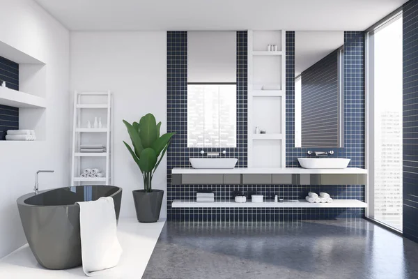 Mavi fayans ve beyaz banyo iç kısmı.