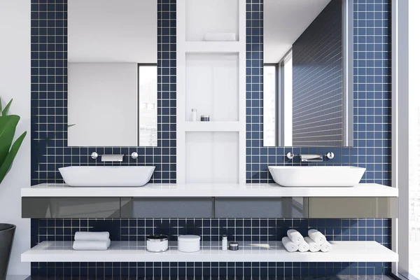 Niebieski płytki łazienka wnętrze z podwójnym zlewem — Zdjęcie stockowe
