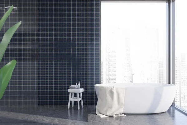 Kék csempe fürdőszoba káddal és zuhanyzóval — Stock Fotó