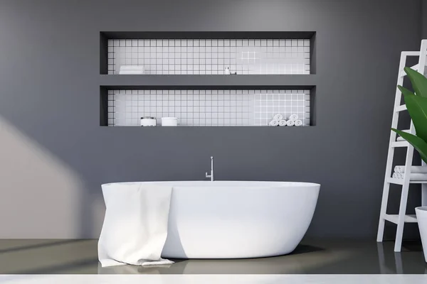 Bagno piastrellato grigio e bianco con vasca e ripiani — Foto Stock