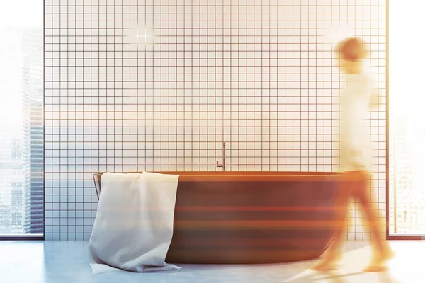 Žena chodící v bílé kachní koupelně s vanou — Stock fotografie