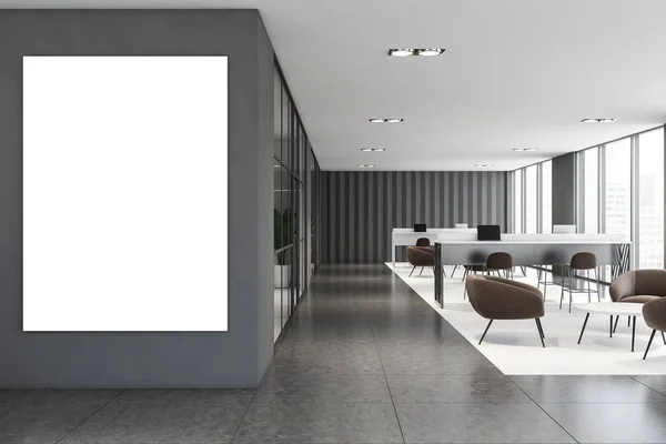 Ufficio grigio con coworking, area lounge e poster — Foto Stock