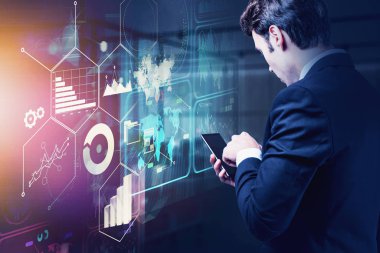 Akıllı telefona sahip iş adamı, gelecekteki arayüzü