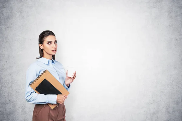 Mujer pensativa con café y cuaderno, maqueta — Foto de Stock