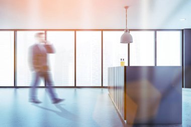 Panoramik gri mutfakta yürüyen bir adam.