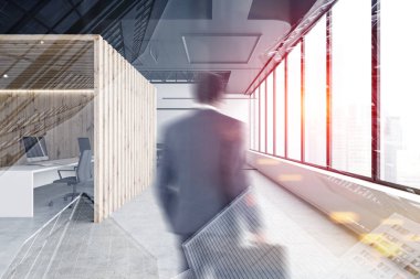 Beyaz açık alan ofisine giren işadamı