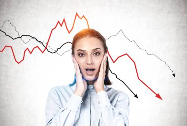 Şok olmuş genç iş kadını, düşen grafik