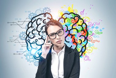 Gözlüklü kadın, yaratıcı ve analitik beyin