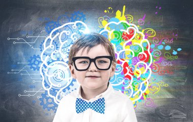 Küçük çocuk, yaratıcı ve analitik beyin