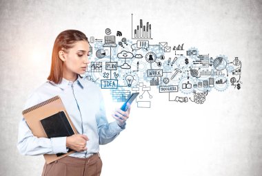 Defteri ve telefonu olan kadın, iş planı