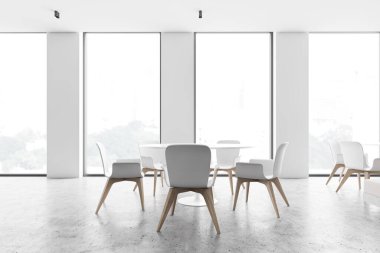 Yuvarlak masalı beyaz bir kafe.