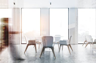 Beyaz çatı katında yürüyen bir adam var.