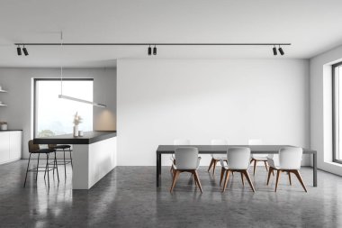 Bar ve masa ile beyaz mutfak iç