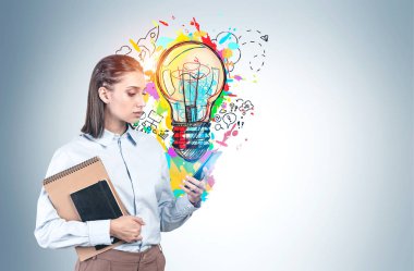 Telefonu, defteri ve parlak fikri olan bir kadın.