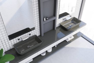 Çift lavabolu beyaz fayans banyosu, üst manzara.