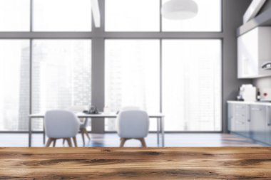 Panoramik gri mutfakta bir masa.