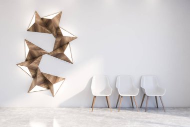 Bekleme odasında üç sandalye.