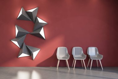 Basit kırmızı bekleme odasında üç sandalye.