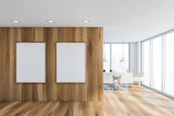 Sala riunioni panoramica in legno e bianco con manifesti — Foto Stock