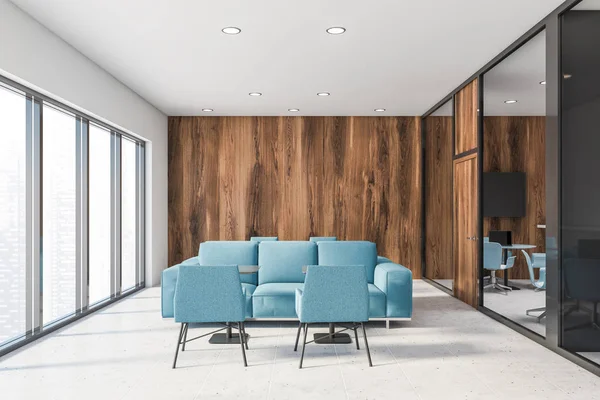 Biały i drewniany salon biurowy, niebieskie sofy — Zdjęcie stockowe