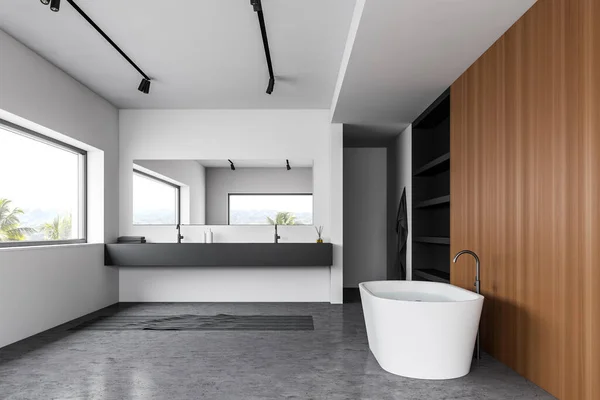 Biała i drewniana łazienka z wanną i umywalką — Zdjęcie stockowe