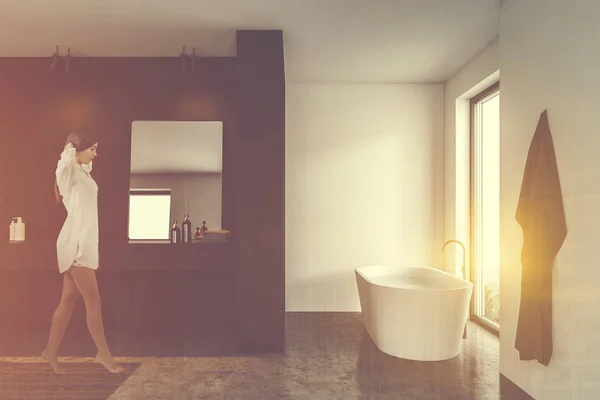 Gri ve beyaz banyoda uyanan kadın — Stok fotoğraf