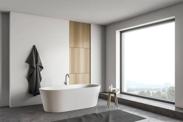 Canto do banheiro branco e de madeira com banheira — Fotografia de Stock