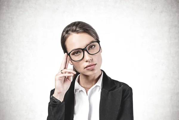 Przemyślana młoda kobieta w okularach — Zdjęcie stockowe